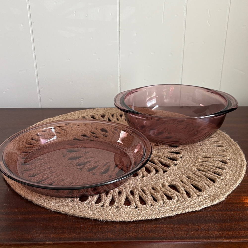 Vintage Pyrex Cranberry 1.5qt bowl & 9” pie plate 
Gently used